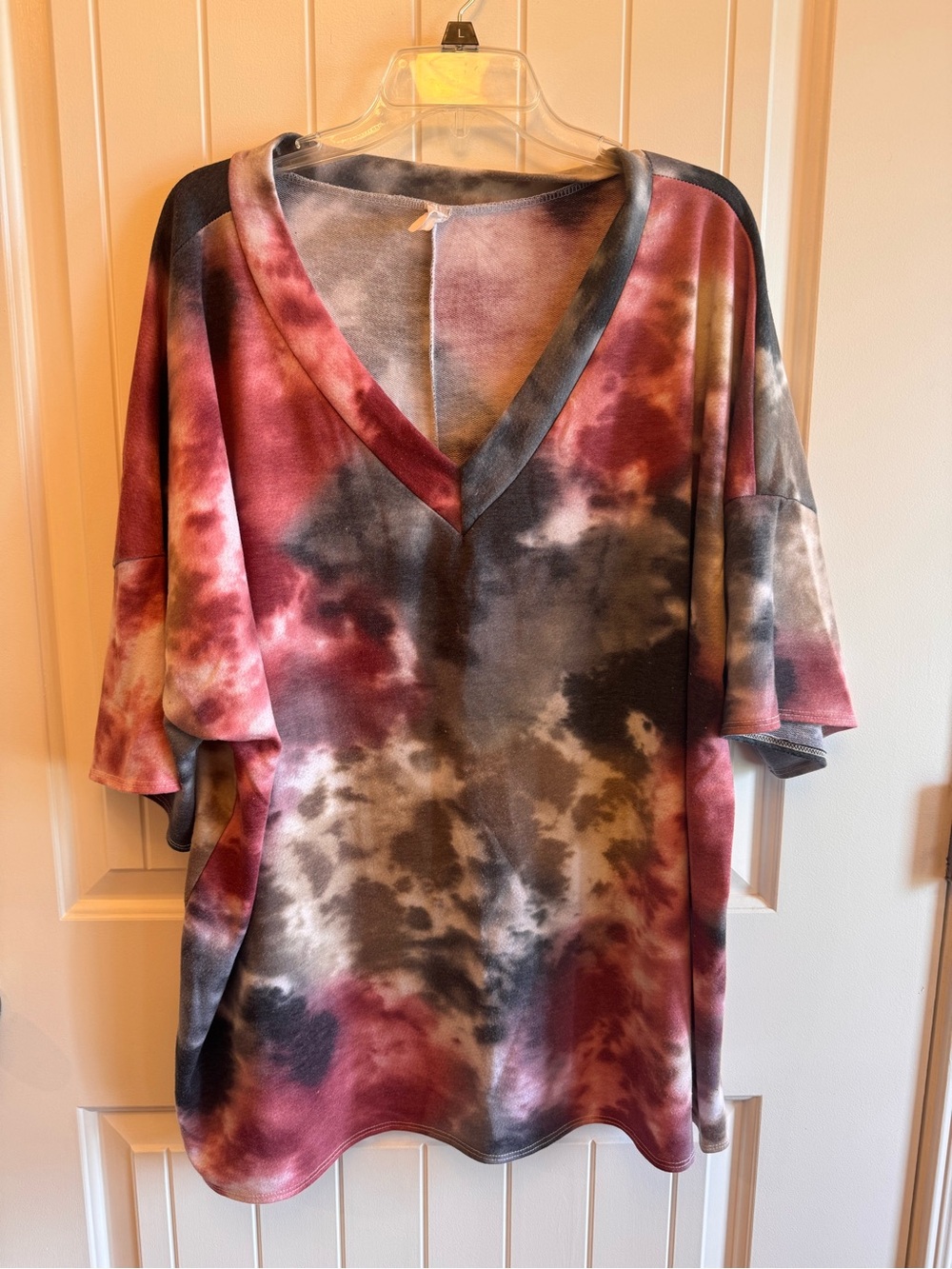 Women’s V-Neck Short Sleeve Tie-Dye Tee in Burgundy and Gray